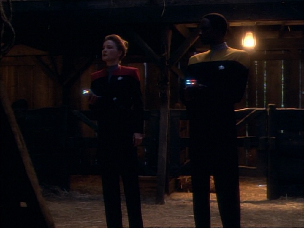 ariane179254_StarTrekVoyager_1x01_1x02-Caretaker_6335.jpg