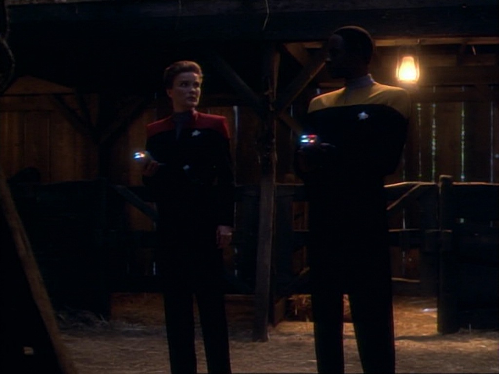 ariane179254_StarTrekVoyager_1x01_1x02-Caretaker_6338.jpg