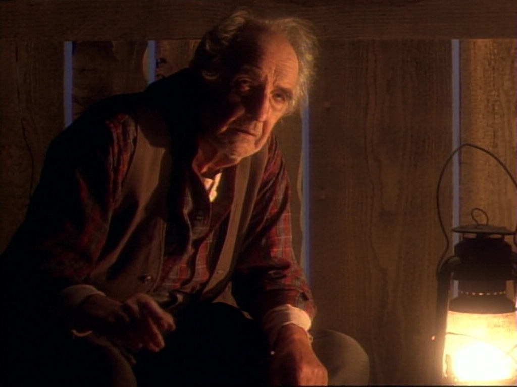 ariane179254_StarTrekVoyager_1x01_1x02-Caretaker_6377.jpg
