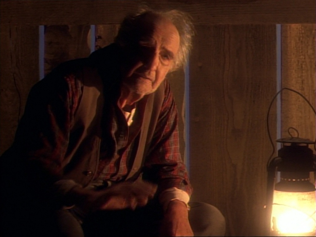 ariane179254_StarTrekVoyager_1x01_1x02-Caretaker_6378.jpg