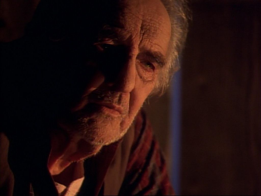 ariane179254_StarTrekVoyager_1x01_1x02-Caretaker_6431.jpg