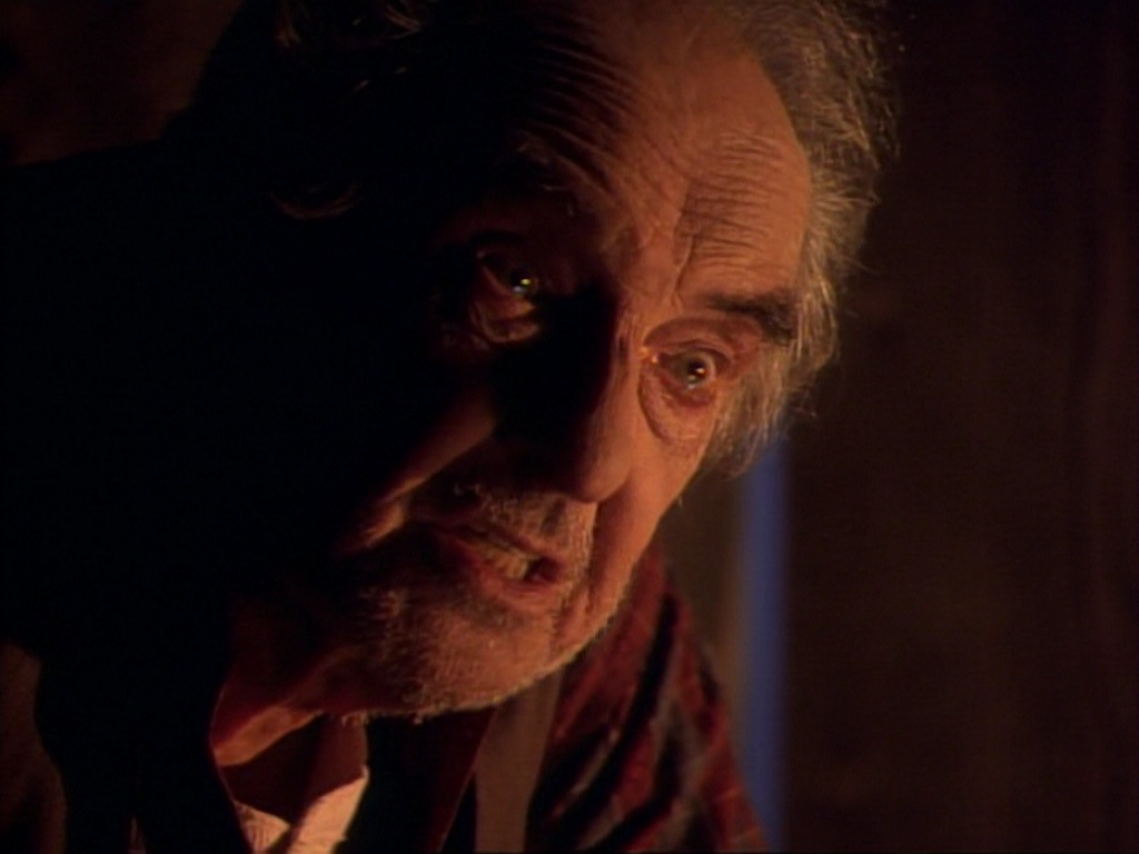ariane179254_StarTrekVoyager_1x01_1x02-Caretaker_6442.jpg
