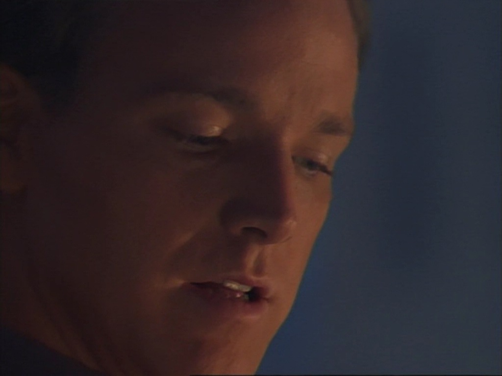 ariane179254_StarTrekVoyager_1x01_1x02-Caretaker_6657.jpg