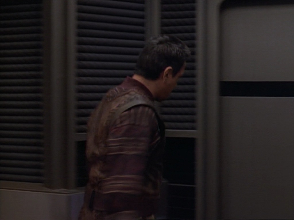 ariane179254_StarTrekVoyager_1x01_1x02-Caretaker_6720.jpg