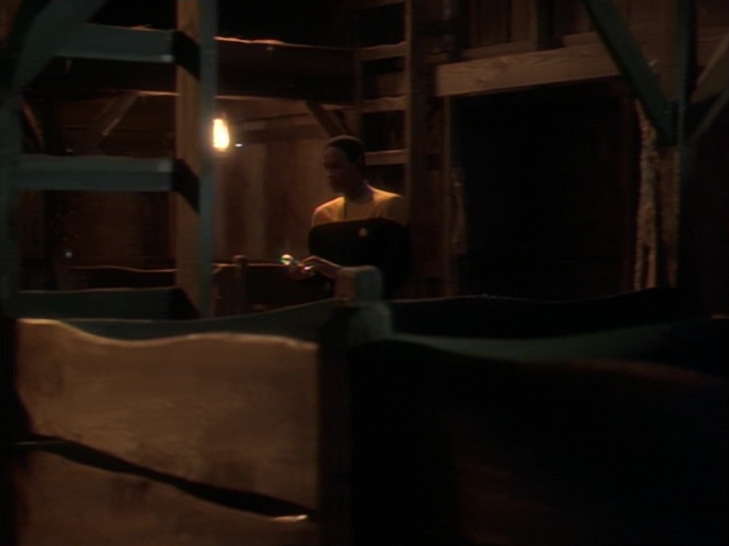 ariane179254_StarTrekVoyager_1x01_1x02-Caretaker_6730.jpg