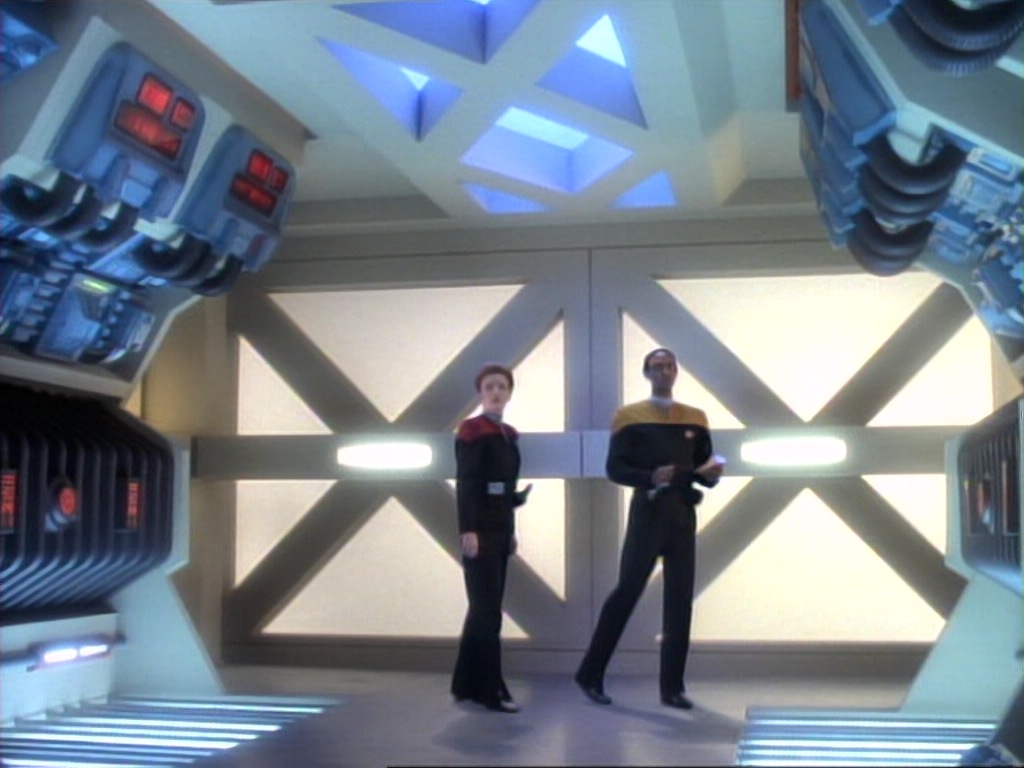 ariane179254_StarTrekVoyager_1x01_1x02-Caretaker_6809.jpg