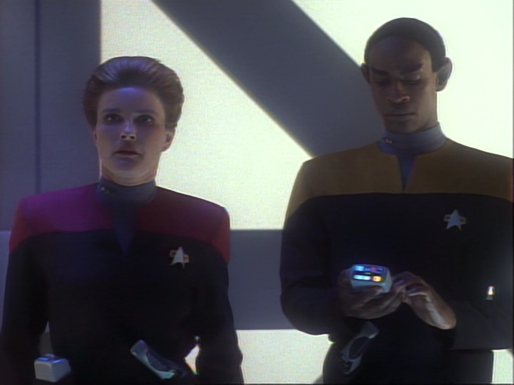ariane179254_StarTrekVoyager_1x01_1x02-Caretaker_6817.jpg