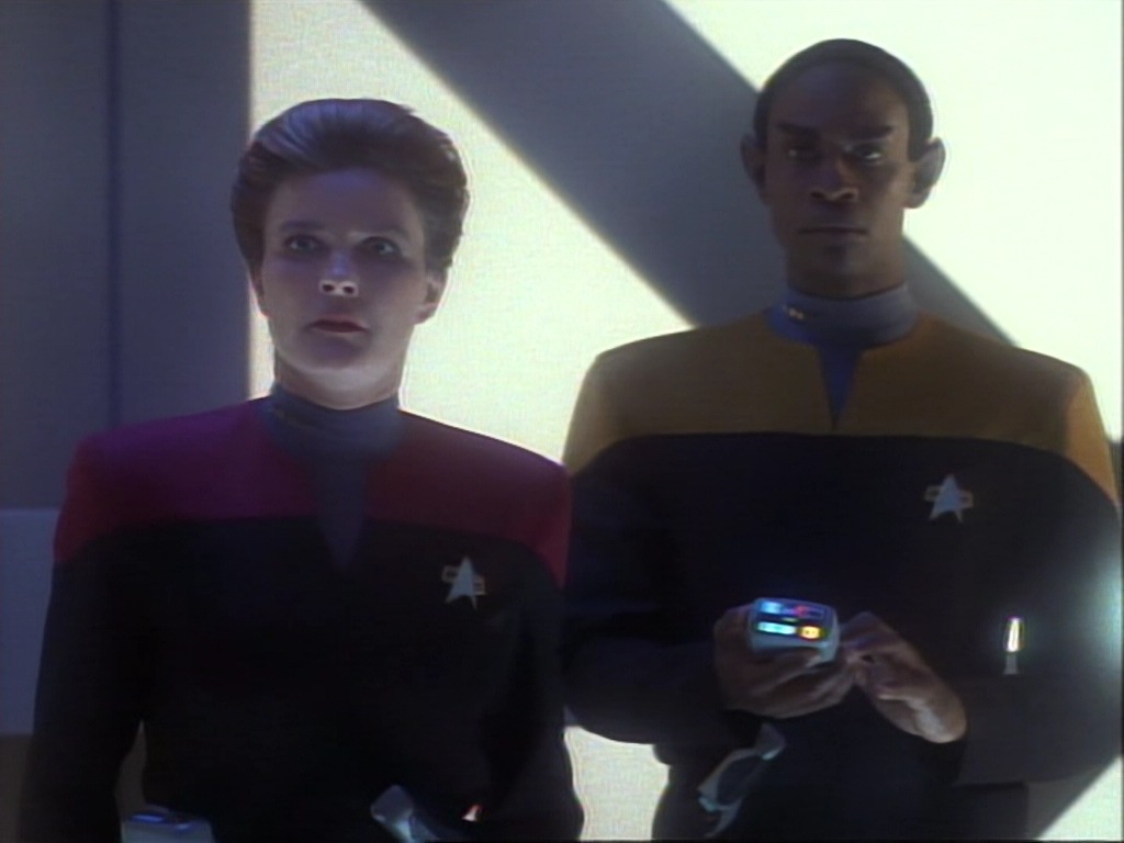 ariane179254_StarTrekVoyager_1x01_1x02-Caretaker_6819.jpg