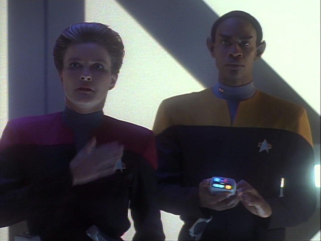 ariane179254_StarTrekVoyager_1x01_1x02-Caretaker_6820.jpg
