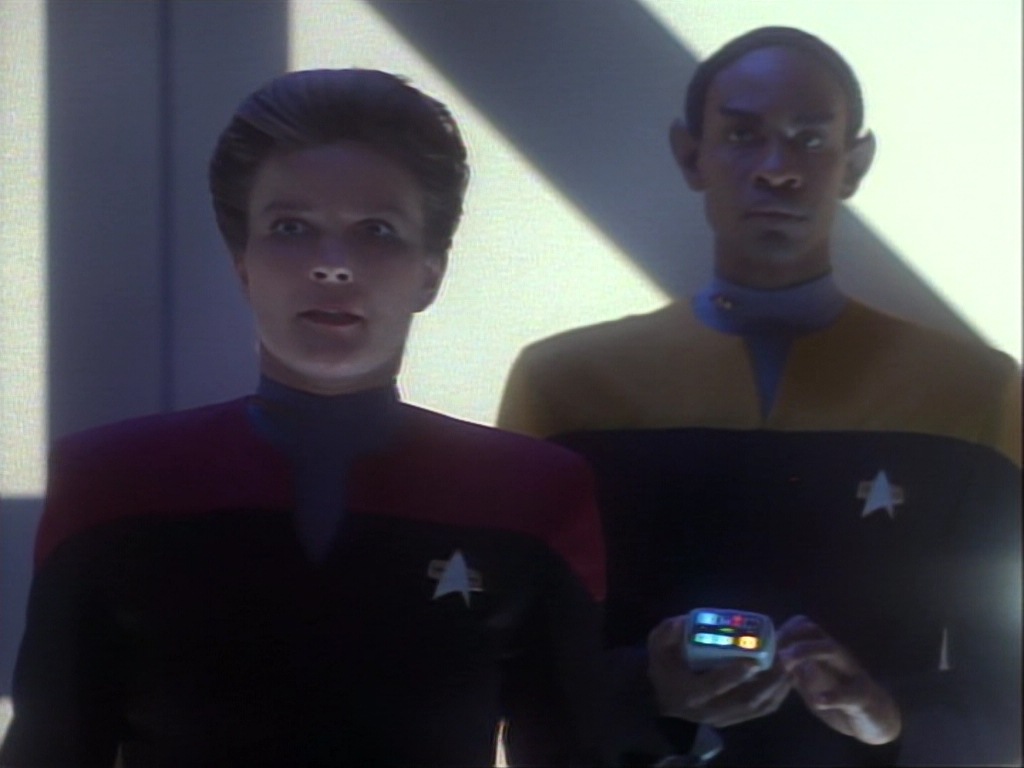 ariane179254_StarTrekVoyager_1x01_1x02-Caretaker_6822.jpg