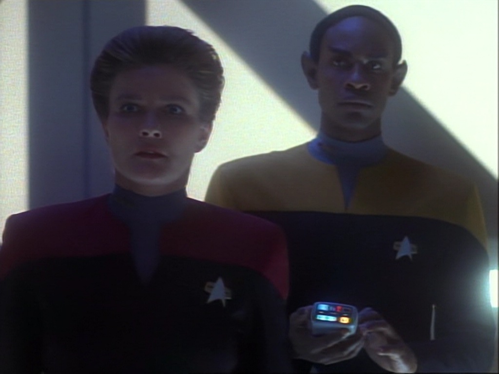ariane179254_StarTrekVoyager_1x01_1x02-Caretaker_6823.jpg