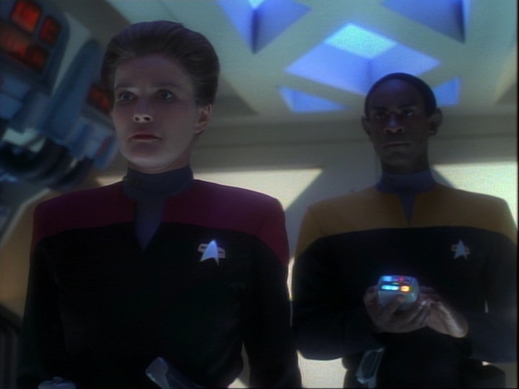 ariane179254_StarTrekVoyager_1x01_1x02-Caretaker_6841.jpg