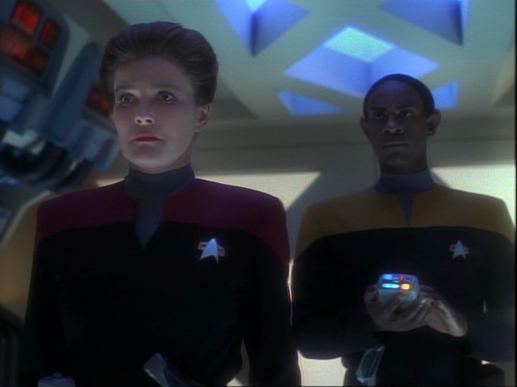 ariane179254_StarTrekVoyager_1x01_1x02-Caretaker_6842.jpg