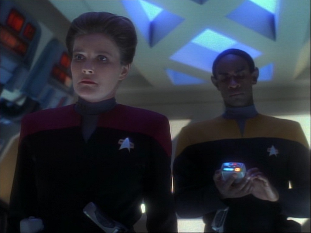 ariane179254_StarTrekVoyager_1x01_1x02-Caretaker_6851.jpg