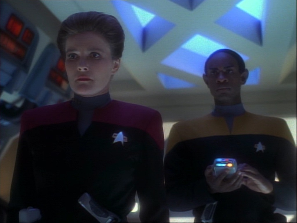 ariane179254_StarTrekVoyager_1x01_1x02-Caretaker_6854.jpg