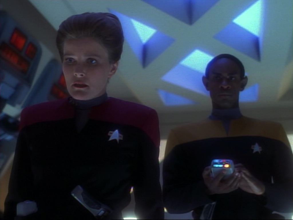 ariane179254_StarTrekVoyager_1x01_1x02-Caretaker_6861.jpg