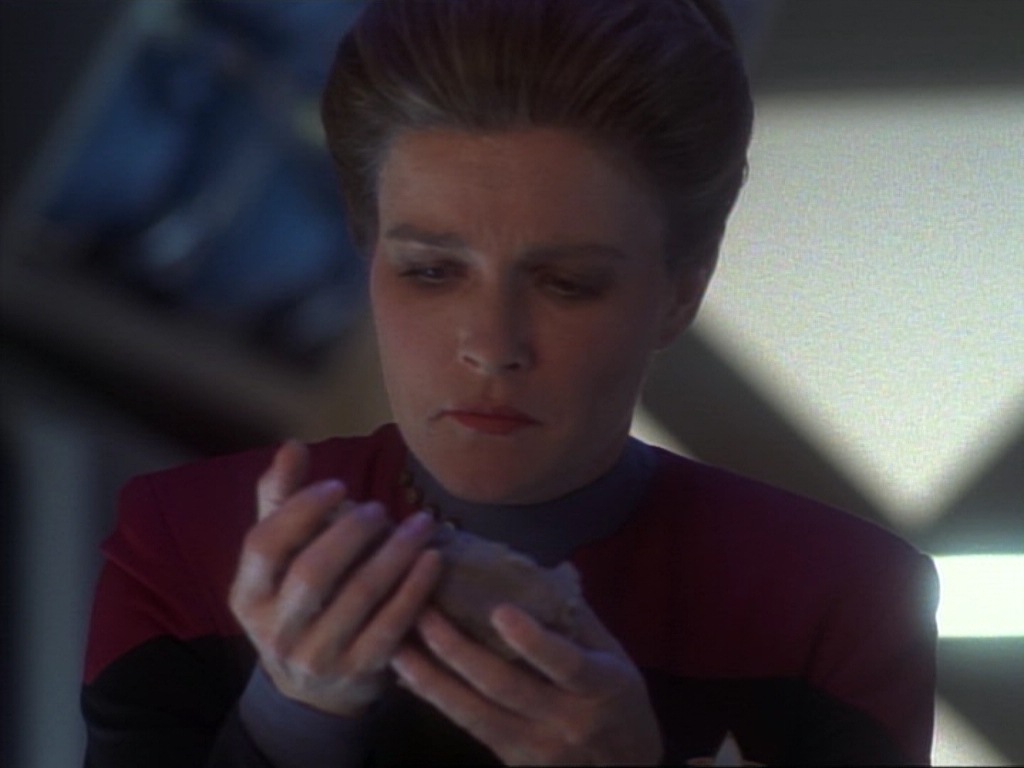 ariane179254_StarTrekVoyager_1x01_1x02-Caretaker_6887.jpg