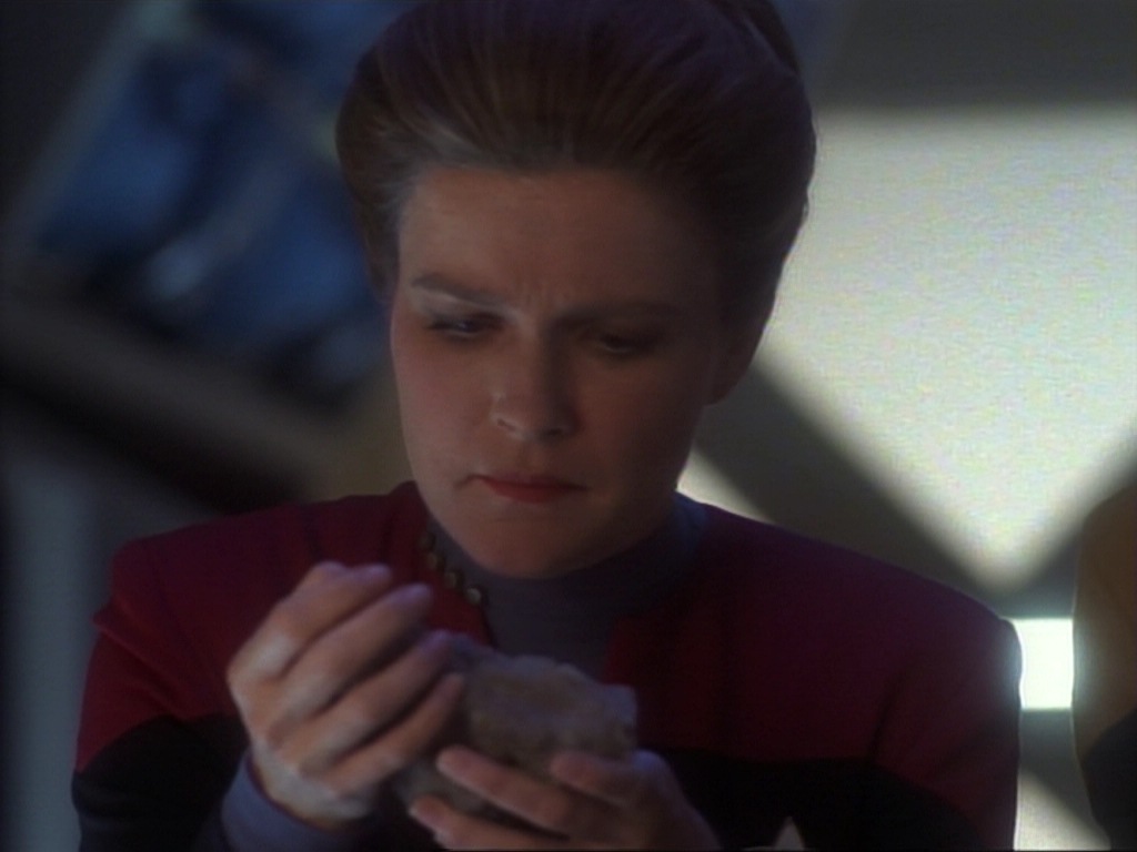 ariane179254_StarTrekVoyager_1x01_1x02-Caretaker_6920.jpg