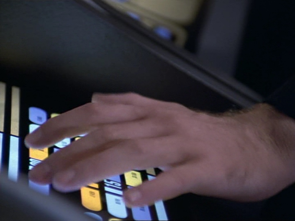 ariane179254_StarTrekVoyager_1x01_1x02-Caretaker_6941.jpg
