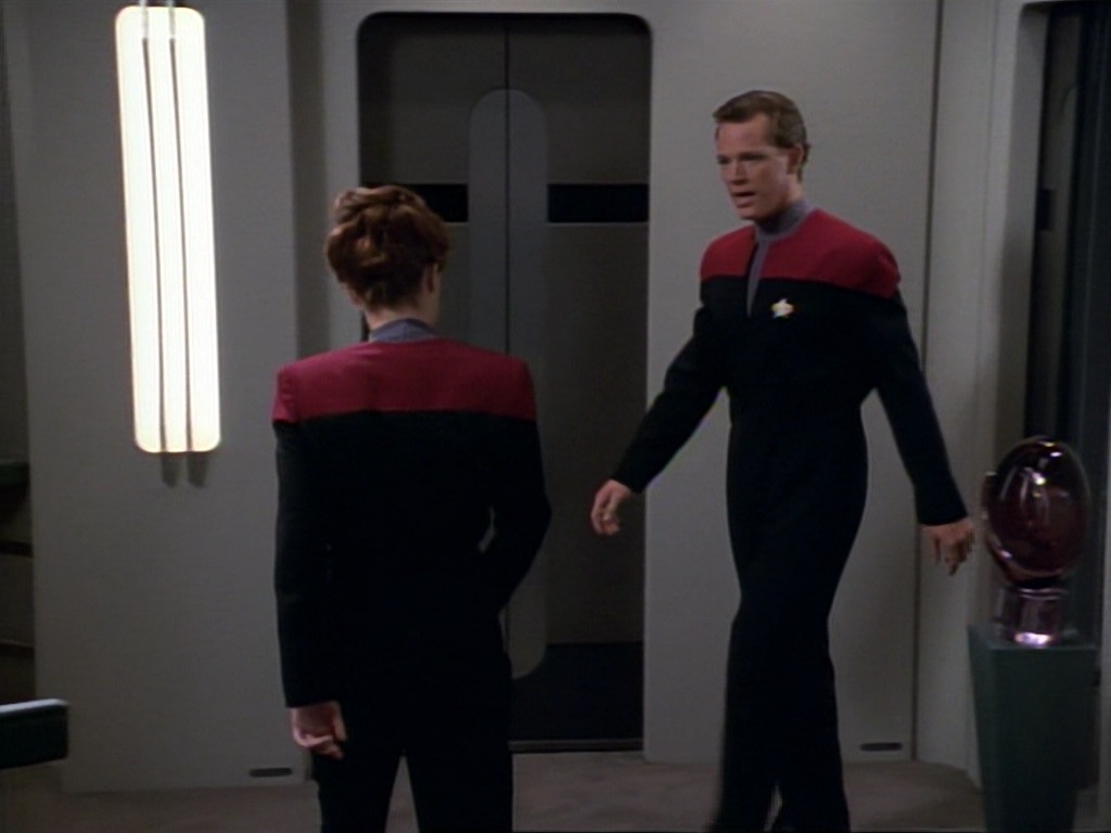 ariane179254_StarTrekVoyager_1x01_1x02-Caretaker_7104.jpg