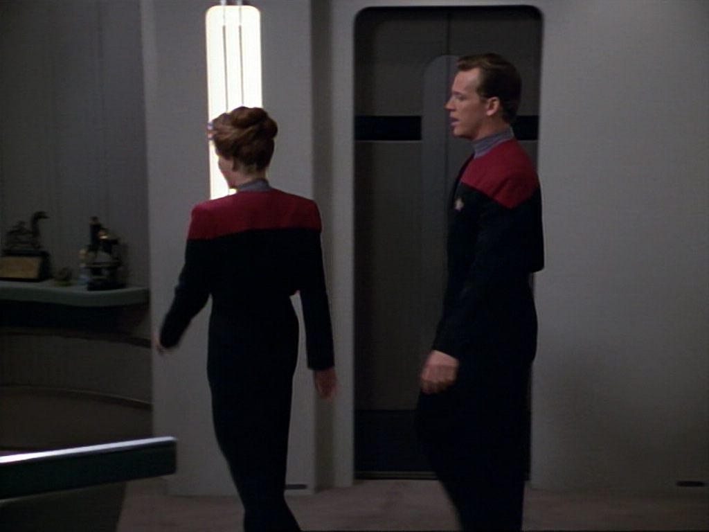 ariane179254_StarTrekVoyager_1x01_1x02-Caretaker_7105.jpg