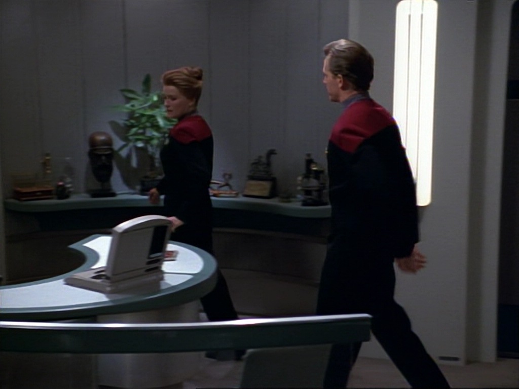 ariane179254_StarTrekVoyager_1x01_1x02-Caretaker_7107.jpg