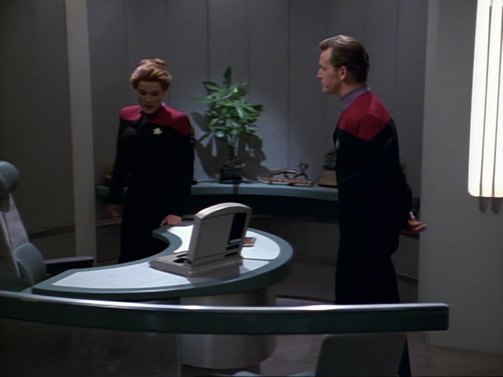 ariane179254_StarTrekVoyager_1x01_1x02-Caretaker_7108.jpg