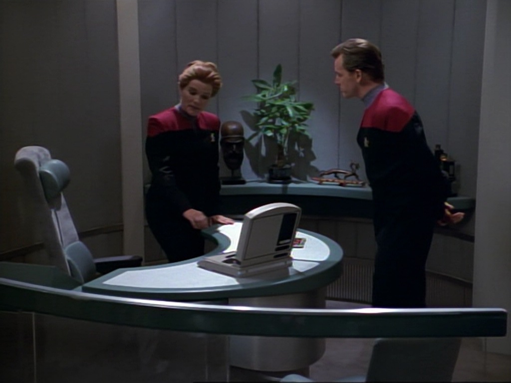 ariane179254_StarTrekVoyager_1x01_1x02-Caretaker_7109.jpg