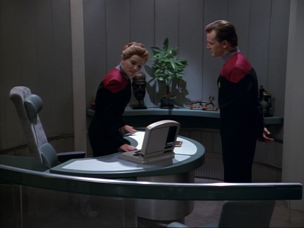 ariane179254_StarTrekVoyager_1x01_1x02-Caretaker_7110.jpg
