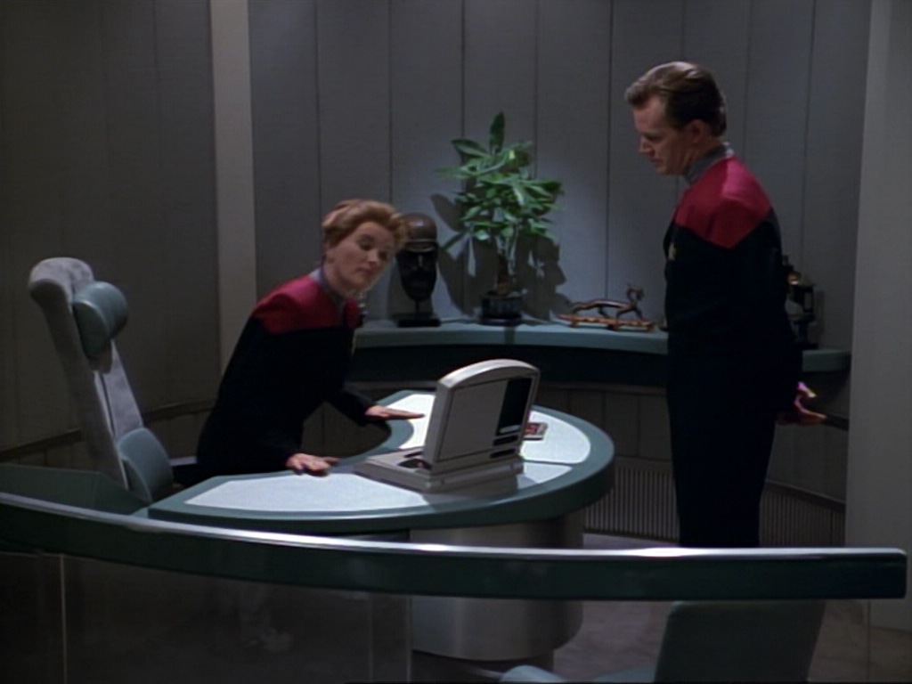 ariane179254_StarTrekVoyager_1x01_1x02-Caretaker_7111.jpg