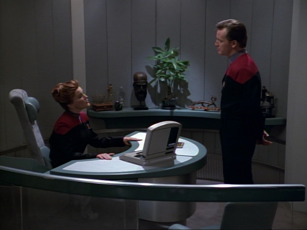 ariane179254_StarTrekVoyager_1x01_1x02-Caretaker_7112.jpg