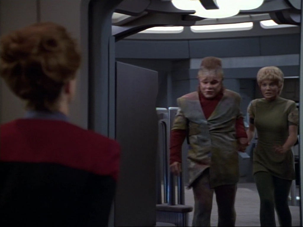 ariane179254_StarTrekVoyager_1x01_1x02-Caretaker_7215.jpg