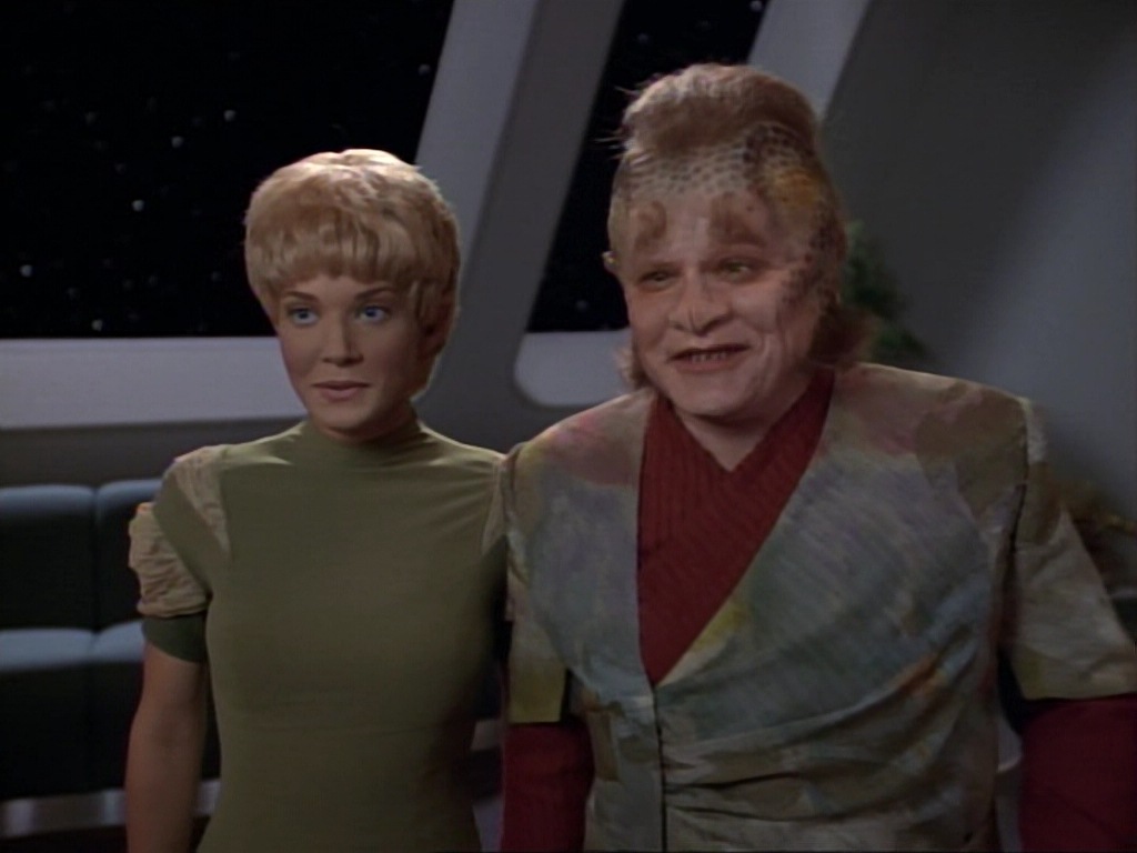 ariane179254_StarTrekVoyager_1x01_1x02-Caretaker_7222.jpg