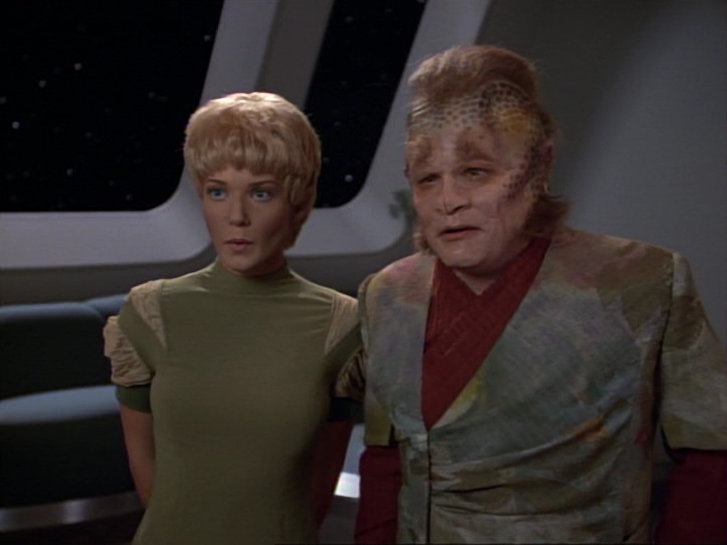 ariane179254_StarTrekVoyager_1x01_1x02-Caretaker_7234.jpg