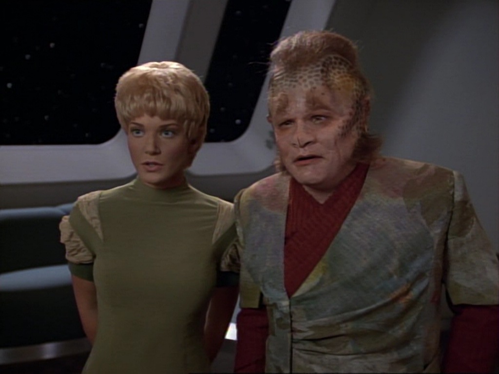 ariane179254_StarTrekVoyager_1x01_1x02-Caretaker_7235.jpg