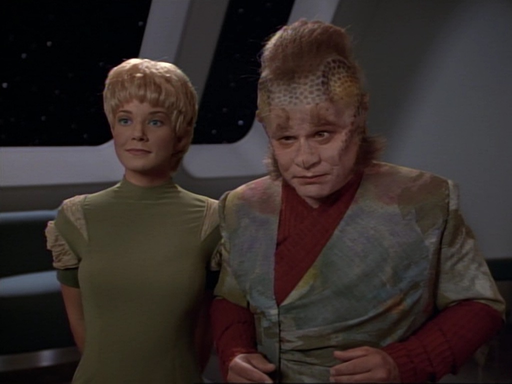 ariane179254_StarTrekVoyager_1x01_1x02-Caretaker_7249.jpg