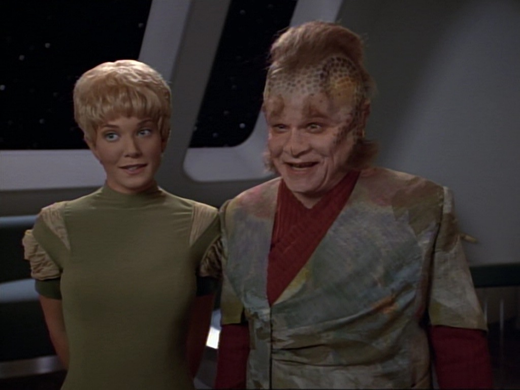ariane179254_StarTrekVoyager_1x01_1x02-Caretaker_7263.jpg