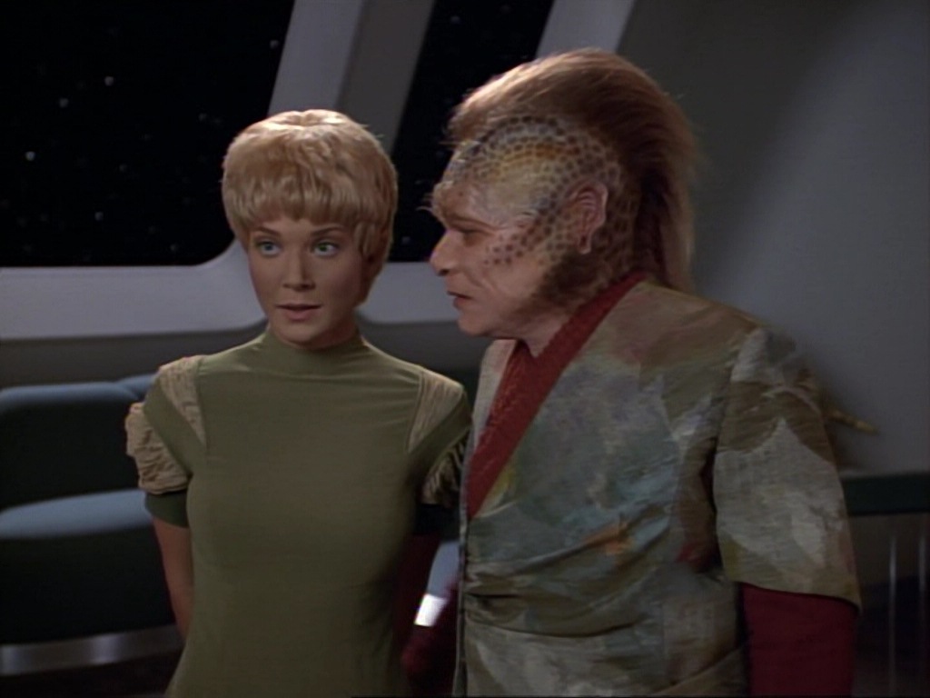 ariane179254_StarTrekVoyager_1x01_1x02-Caretaker_7281.jpg