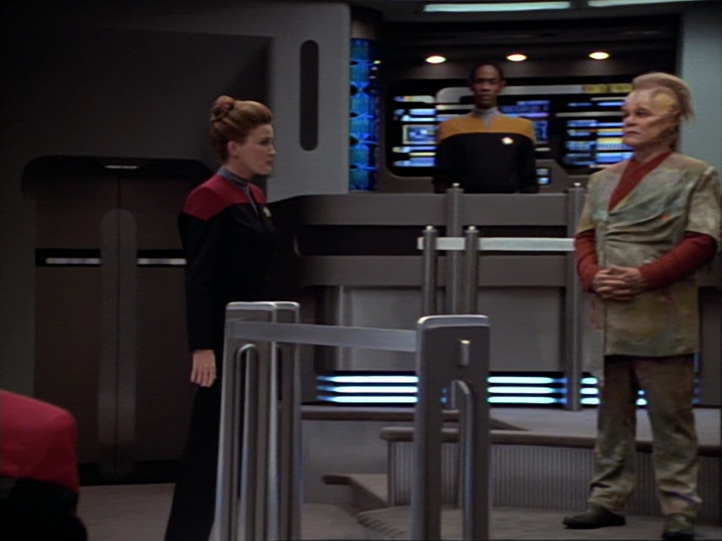 ariane179254_StarTrekVoyager_1x01_1x02-Caretaker_7310.jpg