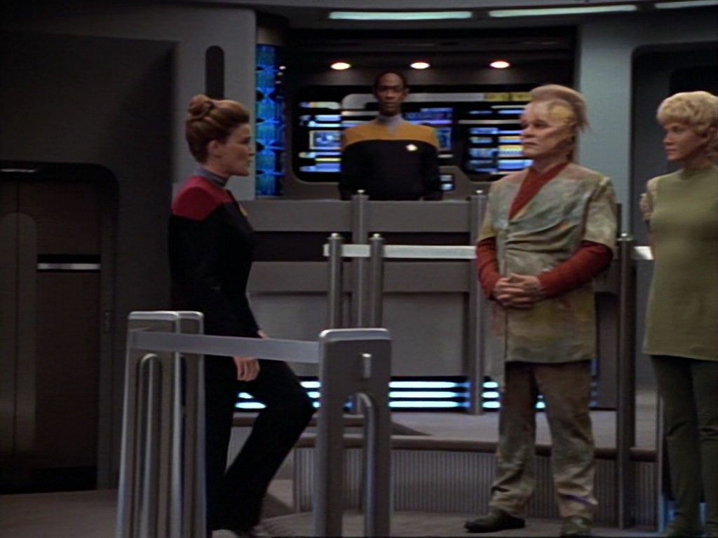 ariane179254_StarTrekVoyager_1x01_1x02-Caretaker_7311.jpg