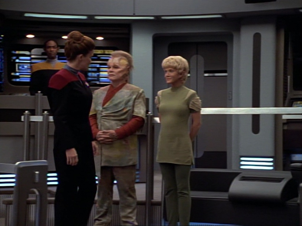 ariane179254_StarTrekVoyager_1x01_1x02-Caretaker_7314.jpg