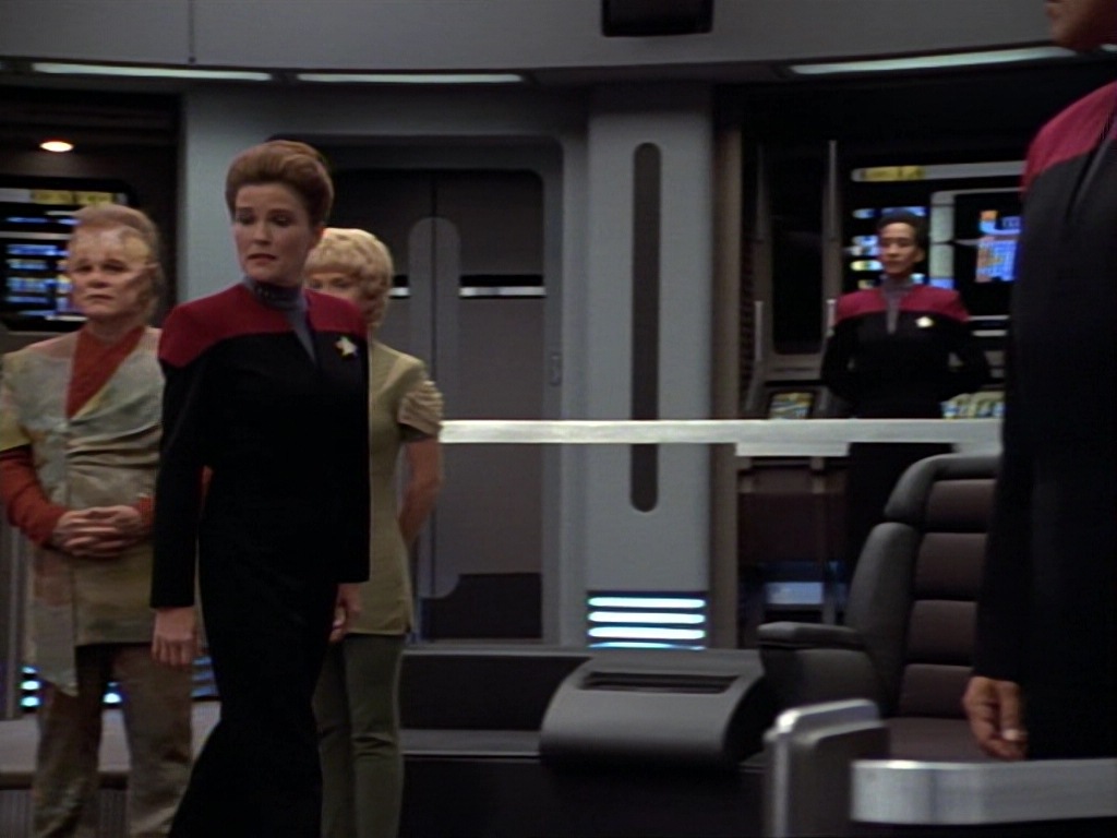 ariane179254_StarTrekVoyager_1x01_1x02-Caretaker_7316.jpg