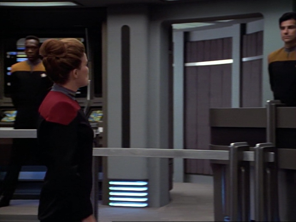 ariane179254_StarTrekVoyager_1x01_1x02-Caretaker_7325.jpg