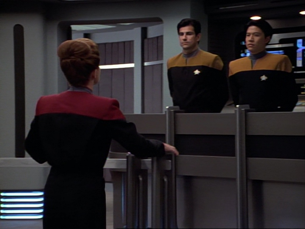ariane179254_StarTrekVoyager_1x01_1x02-Caretaker_7327.jpg