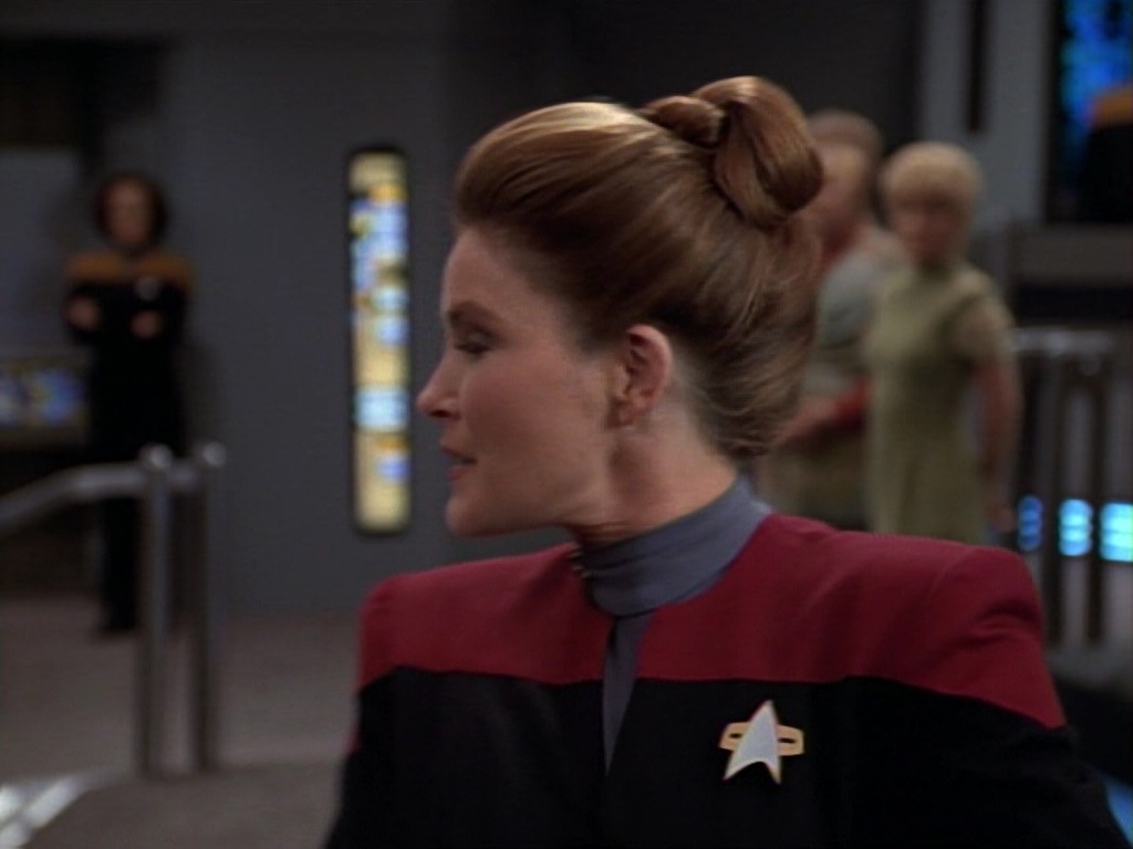 ariane179254_StarTrekVoyager_1x01_1x02-Caretaker_7336.jpg