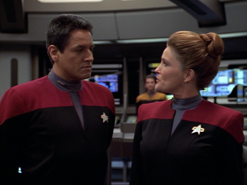 ariane179254_StarTrekVoyager_1x01_1x02-Caretaker_7357.jpg