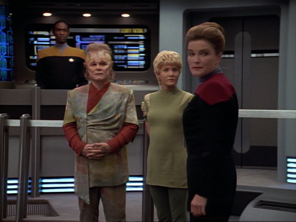 ariane179254_StarTrekVoyager_1x01_1x02-Caretaker_7380.jpg