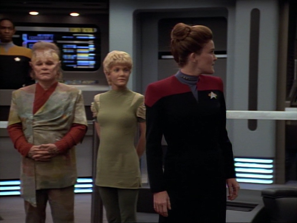 ariane179254_StarTrekVoyager_1x01_1x02-Caretaker_7383.jpg