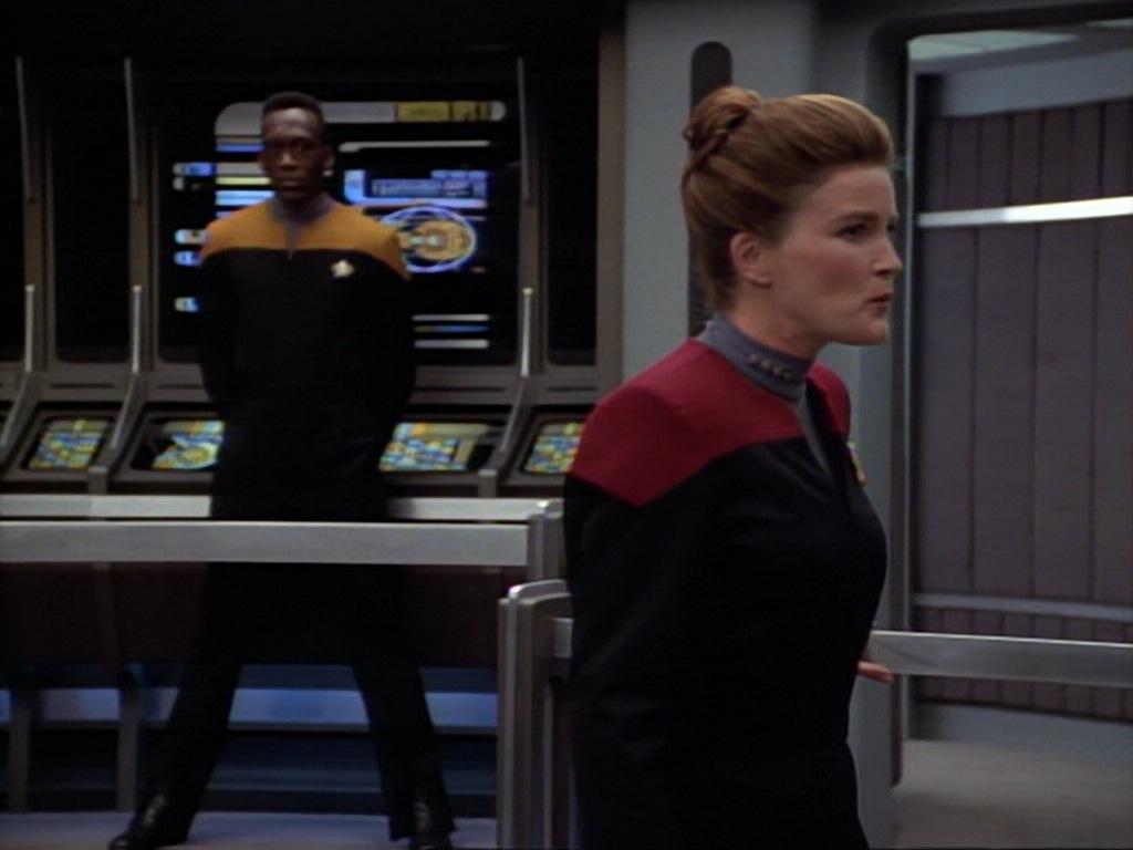ariane179254_StarTrekVoyager_1x01_1x02-Caretaker_7394.jpg