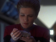 ariane179254_StarTrekVoyager_1x01_1x02-Caretaker_6931.jpg